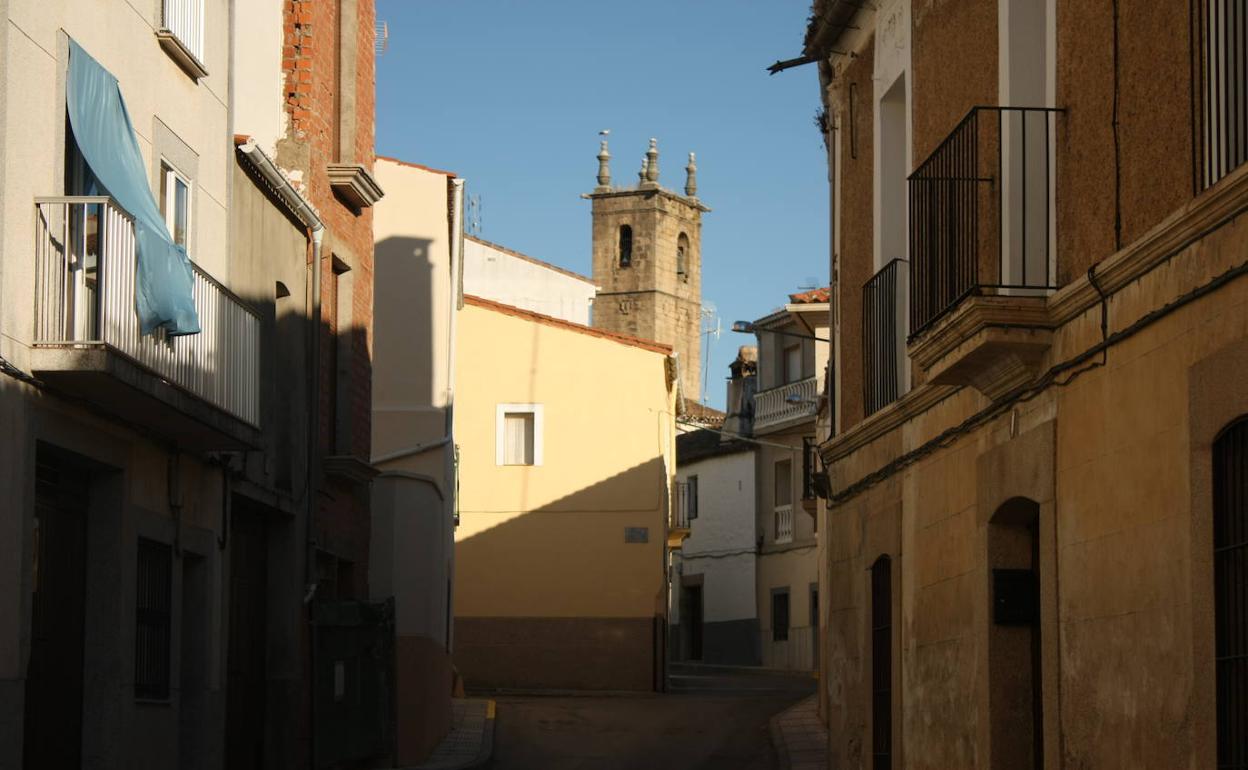 Torreón de la iglesia visto desde una calle cercana. 