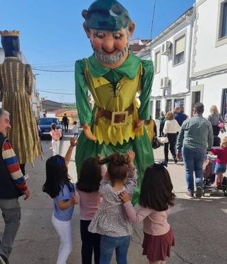 Imagen principal - Los cabezudos vuelven a recorrer las calles de Arroyo de la Luz