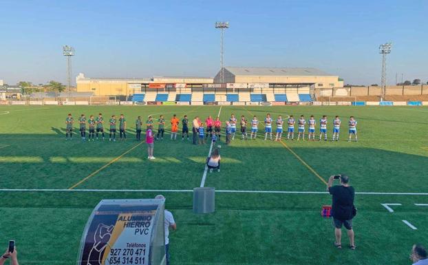 Imagen principal - El amistoso entre el Arroyo CP y el CP Cacereño inauguró el nuevo césped del Municipal