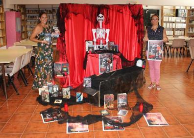 Imagen secundaria 1 - De izquierda a derecha: La responsable de la Biblioteca, Esther Cordero y la concejala de Educación, Mercedes Pérez.