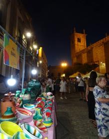 Imagen secundaria 2 - Gran afluencia de público durante el Mercado Artesanal Nocturno