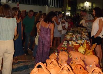 Imagen secundaria 1 - Gran afluencia de público durante el Mercado Artesanal Nocturno