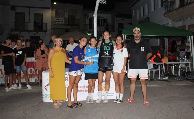 Imagen principal - Campeonas Sénior femeninas y ganador de triples. 