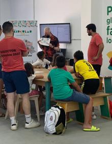 Imagen secundaria 2 - Arriba, los niños disfrutan de una fiesta de clausura. Debajo, actividad de yoga con Nieves Fresneda y visita al Circular Fab. 