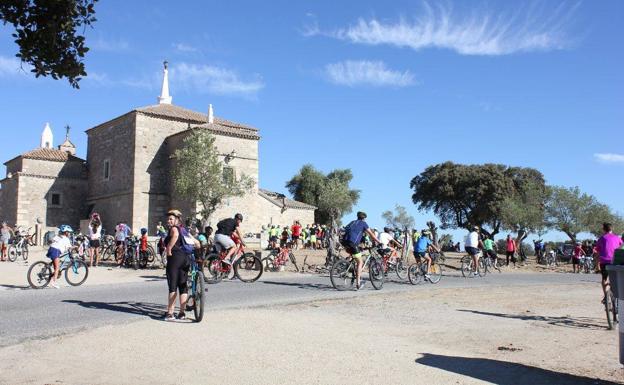 Imagen principal - Más de 400 ciclistas participaron en la XX Marcha Mountain Bike de Arroyo de la Luz