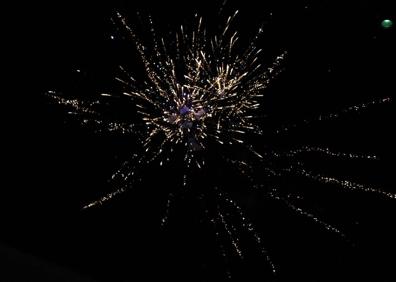 Imagen secundaria 1 - La Peña los Vilipendios dio el pregón de bienvenida ante una plaza llena