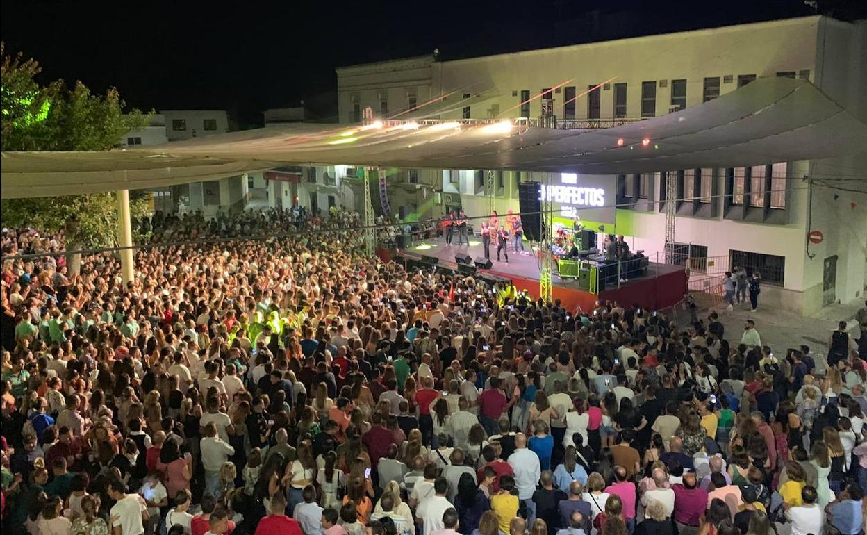 La Plaza de la Constitución llena durante el concierto de Maki y María Artés. 