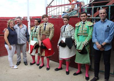 Imagen secundaria 1 - Arriba, Fernando Tato. Debajo, toreros con las autoridades. 