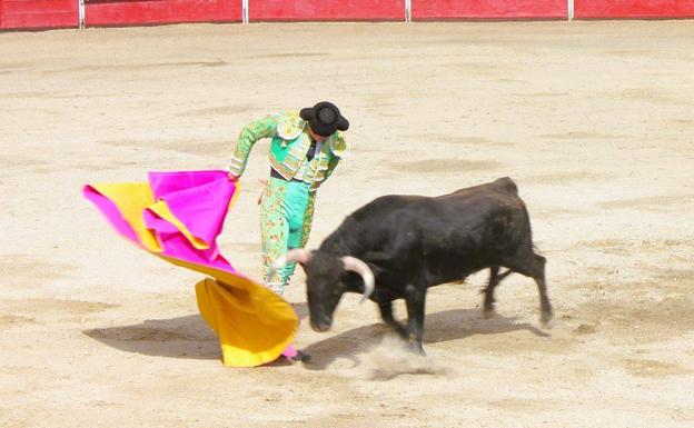 Imagen principal - Arriba, Fernando Tato. Debajo, toreros con las autoridades.