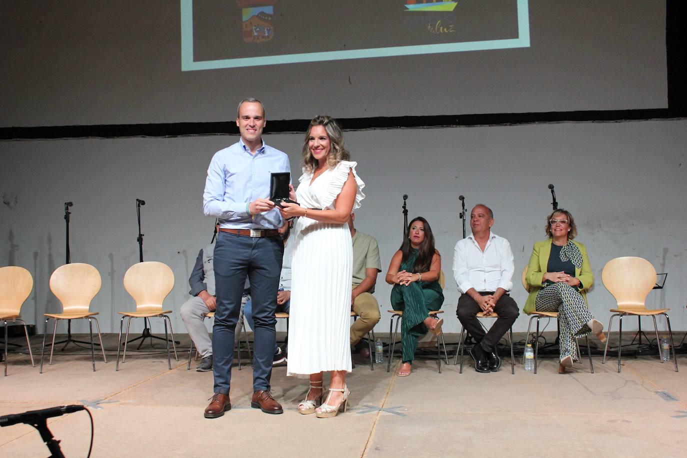 Esther Cordero, responsable de la biblitoeca, recoge la medalla.