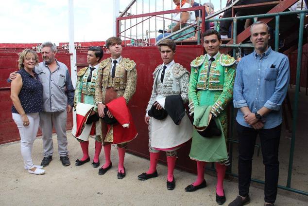 Toreros junto a las autoridades.