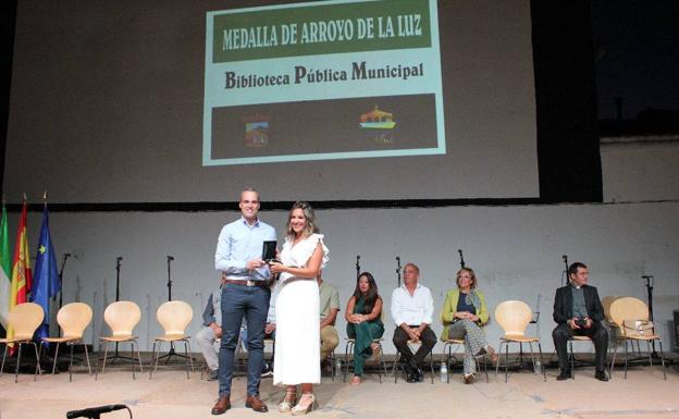 Imagen principal - Entrega a la biblioteca pública, recogida por Esther Cordero, responsable del centro. 