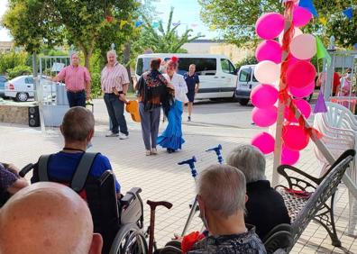 Imagen secundaria 1 - Los mayores han disfrutado de la Feria de Septiembre con el Festiva Resi 2022