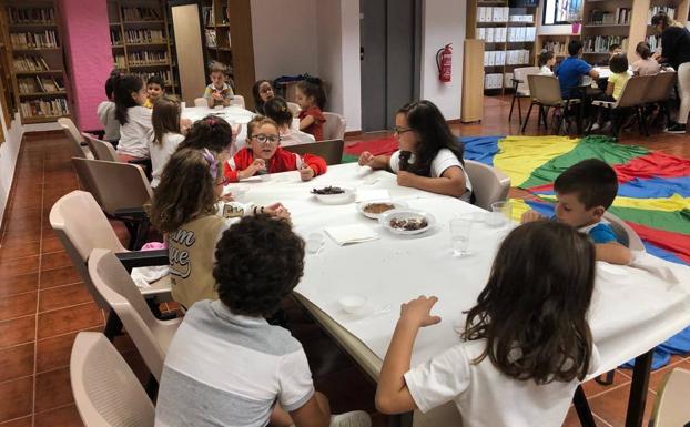 Imagen principal - La biblioteca celebra el día del chocolate con cuentos y bombones