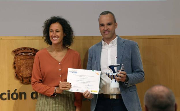 Imagen principal - Entrega del premio al alcalde arroyano.