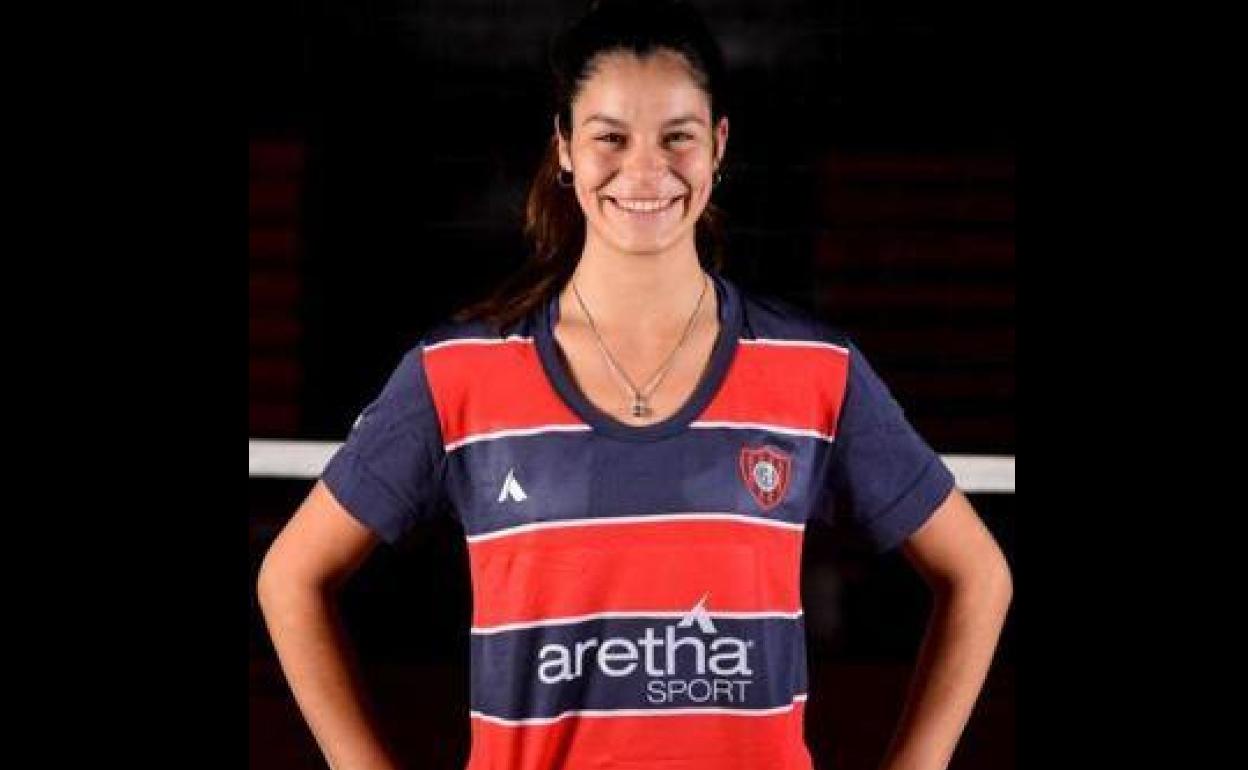 Juliana Ocaña con la camiseta del San Lorenzo argentino. 