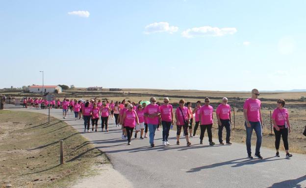 Imagen principal - Numerosas personas participaron en la Marcha Rosa de Arroyo de la Luz