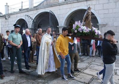 Imagen secundaria 1 - Misa y procesión de San Pedrino. 
