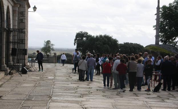 Imagen principal - Subasta y grupos de personas de romería. 