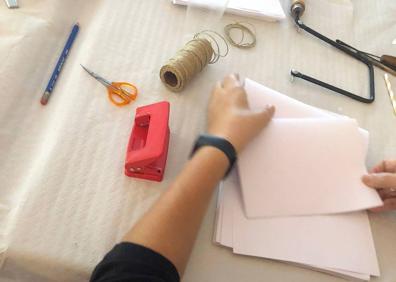 Imagen secundaria 1 - La biblioteca arroyana acogió un taller de Encuadernación Japonesa dentro del proyecto 'Bibliotecas Vivas'