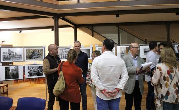 Imagen principal - Inaugurada la exposición con las obras finalistas de los Concursos Internacionales de Fotografía y Pintura