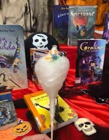 Imagen secundaria 2 - La biblioteca celebró un Halloween terrorífico entre dulces y libros