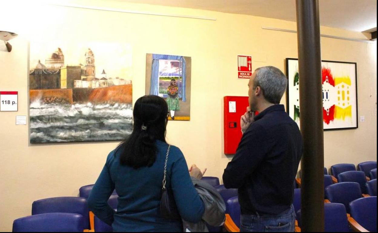 María de la Luz Tejado, una de las ganadoras, junto al alcalde Carlos Caro, durante la inauguración de la exposición. 