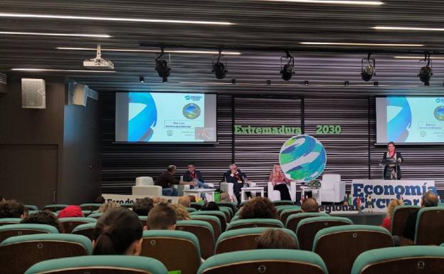 Imagen principal - Arriba, momento de la ponencia de Nina Bañegil. Debajo, equipo directivo y Nina Bañegil, directora del centro, junto a la mascota el Congreso. 