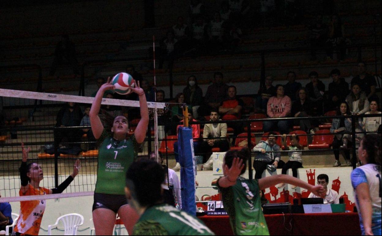 Javiera Plasencia coloca un primer tiempo a Raquel del Álamo. 