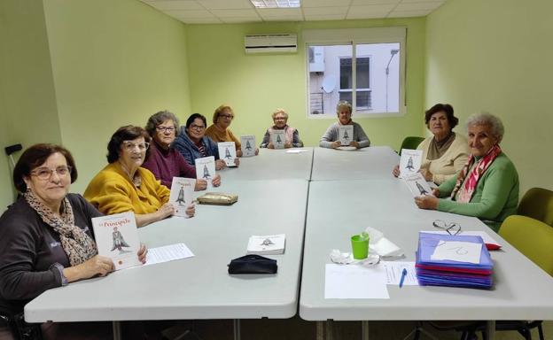 Imagen principal - El Plan de Fomento de la Lectura de Extremadura presta al Club de Lectura Fácil arroyano una adaptación de 'El Principito'