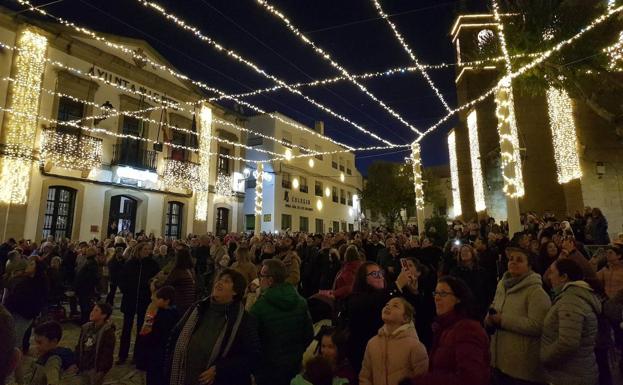 Imagen principal - Arroyo de la Luz se viste de Navidad