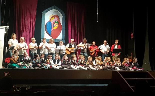 Imagen principal - Arriba Rondalla del Harriero y debajo uno de los grupos de su Escuela de Baile.