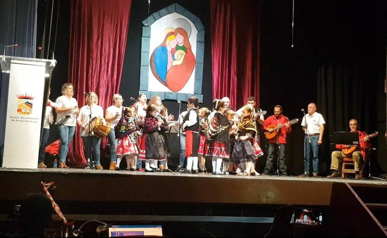 Los bailarines más pequeños del Harriero durante un momento de su actuación. 