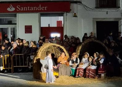 Imagen secundaria 1 - La plaza de Arroyo de la Luz volvió a acoger el Belén Viviente