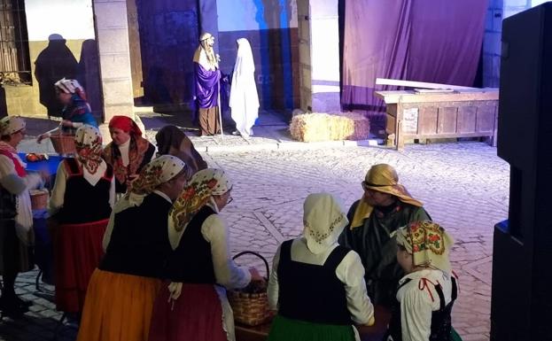 Imagen principal - La plaza de Arroyo de la Luz volvió a acoger el Belén Viviente