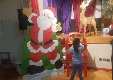 Imagen secundaria 1 - Arriba, los elfos de Papá Noel repartiendo caramelos a los niños. Debajo, una niña entrega su carta en el buzón. 