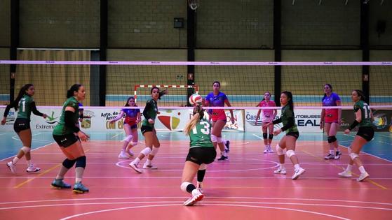 El Extremadura Arroyo vence por un rotundo 3-0 a Oviedo en busca del título