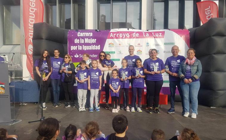 Imagen principal - Fotografía de familia de las autoridades con todos los premiados. A. I. P.