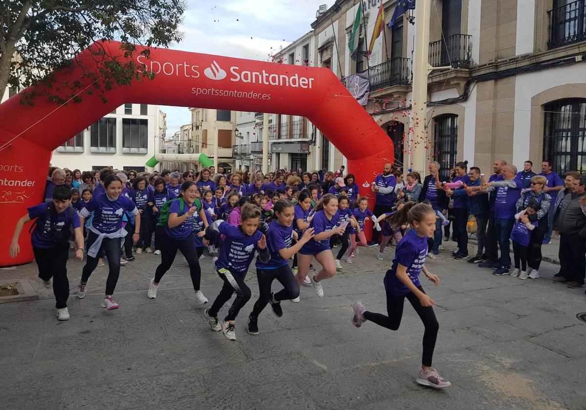 Una marea morada recorrió las calles de Arroyo de la Luz