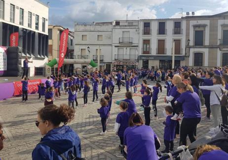 Imagen secundaria 1 - Fotografía antes de comenzar la carrera y taller de calentamiento. A. I. P.