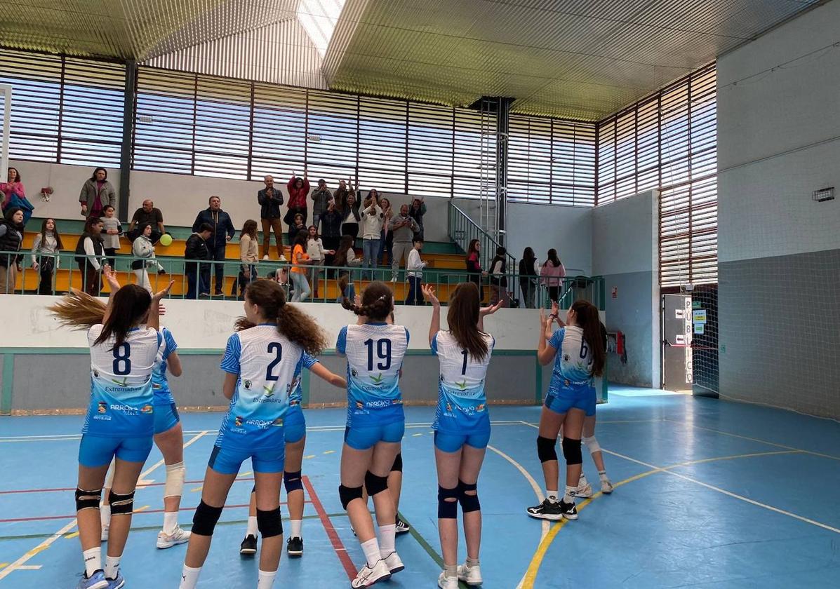 Las arroyanas celebran la victoria frente a su afición.