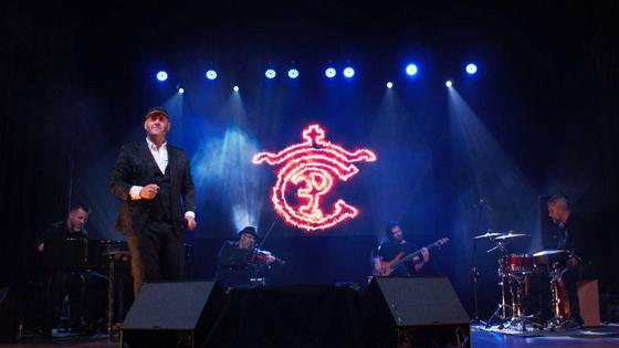 Paco Candela llenó el Cine-Teatro de Arroyo de la Luz