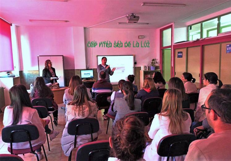 Imagen principal - Charla informativa en la biblioteca del centro.