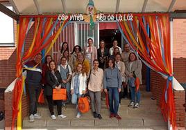 Participantes en la joranda de puertas abiertas junto a Nina Bañegil, directora del centro, tras su paso por el mismo