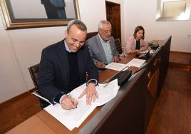 Carlos Caro, alcalde de Arroyo de la Luz, durante la firma del convenio.