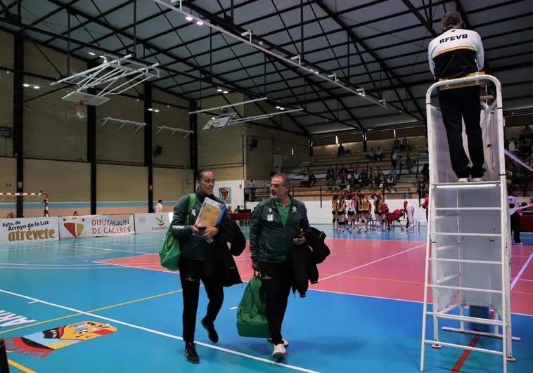 Flavia Lima y el delegado del equipo, Teo Jiménez.