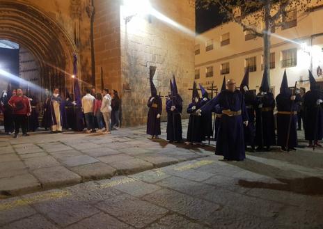 Imagen secundaria 1 - Arriba, una de las paradas del Viacrucis. Debajo, llegada a la iglesia y entrada del Nazareno en la misma.