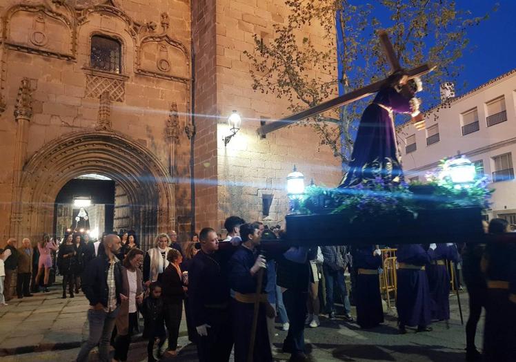 Imagen principal - Arroyo vivió con emoción el Jueves Santo