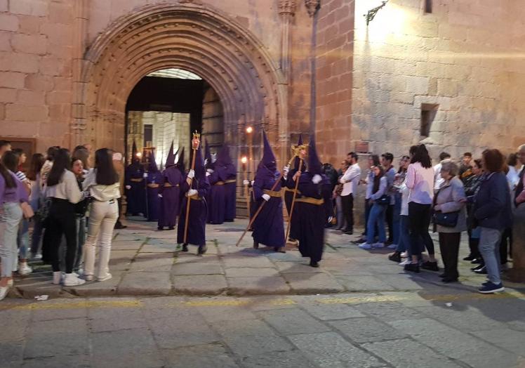 Imagen principal - Salida de los Nazarenos de la iglesia para encabezar la procesioón.