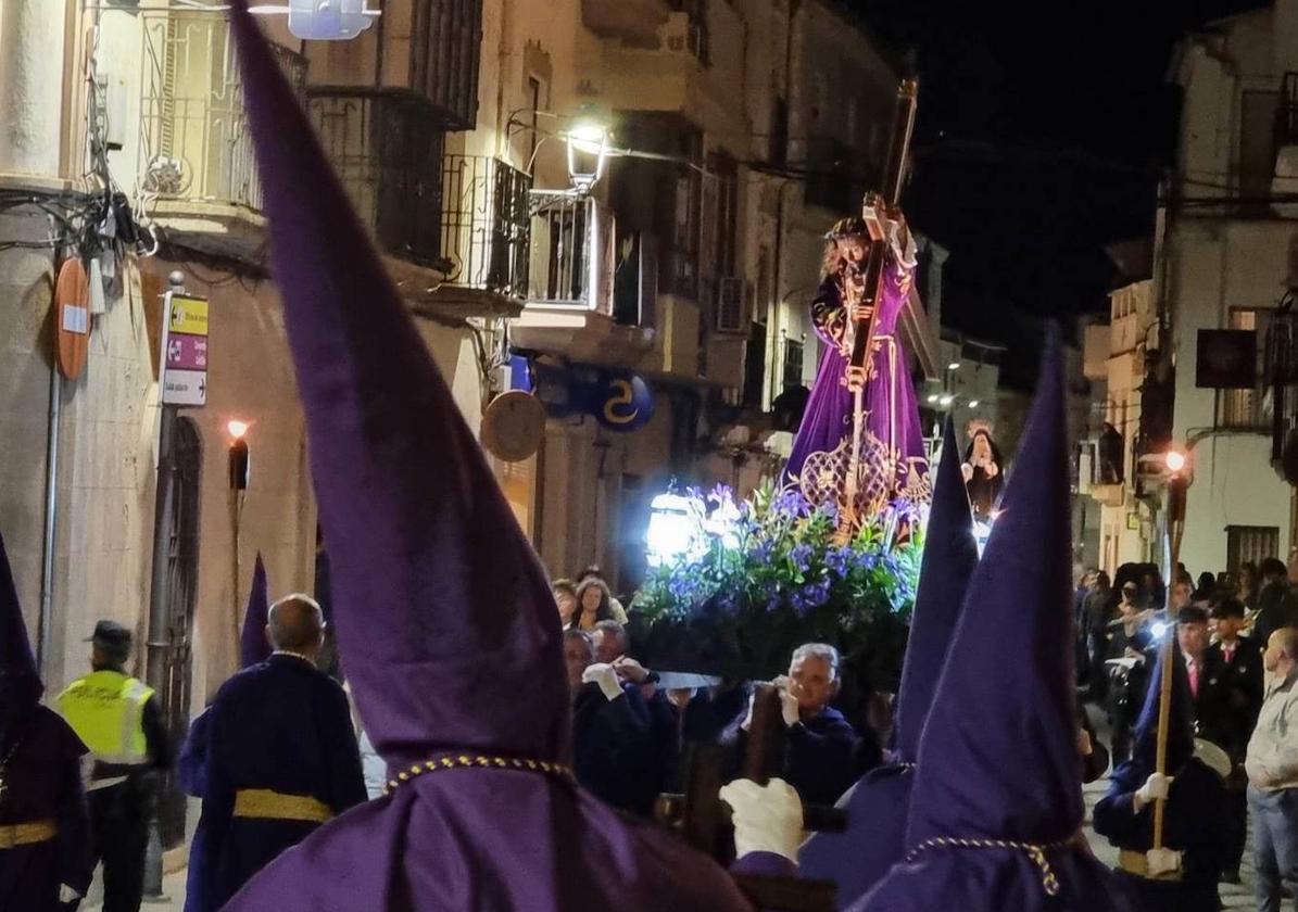 El Nazareno seguida de la Virgen Dolorosa durante la procesión.